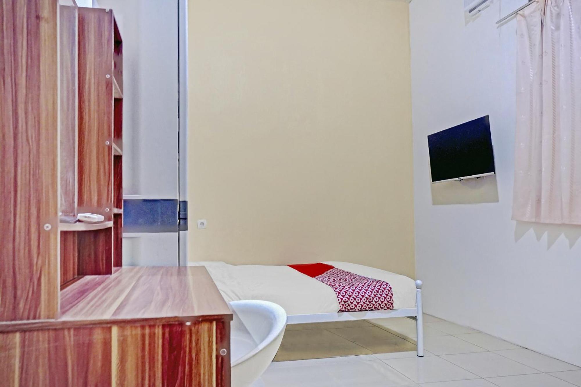 Oyo 90689 Lily House Hotel Tangerang Ngoại thất bức ảnh