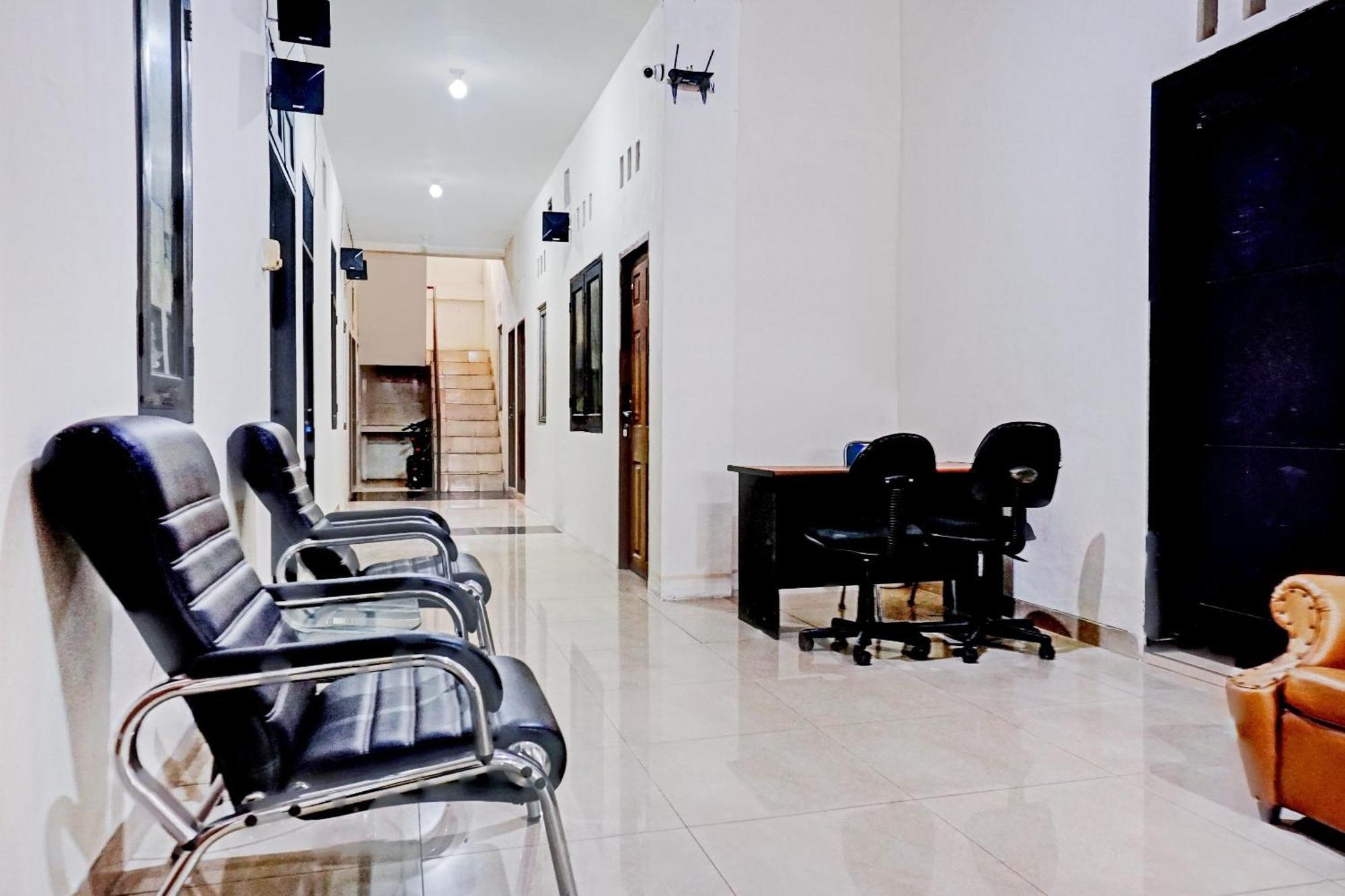Oyo 90689 Lily House Hotel Tangerang Ngoại thất bức ảnh