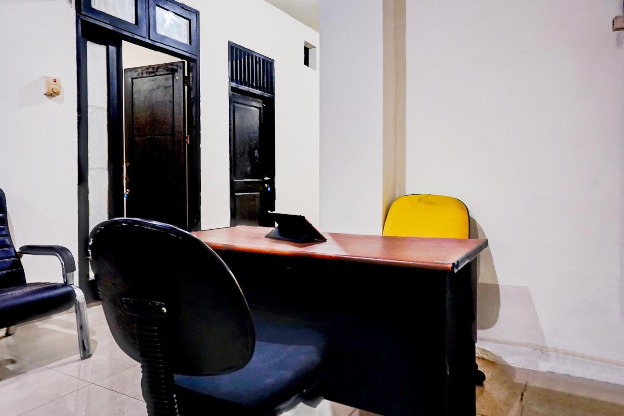 Oyo 90689 Lily House Hotel Tangerang Ngoại thất bức ảnh