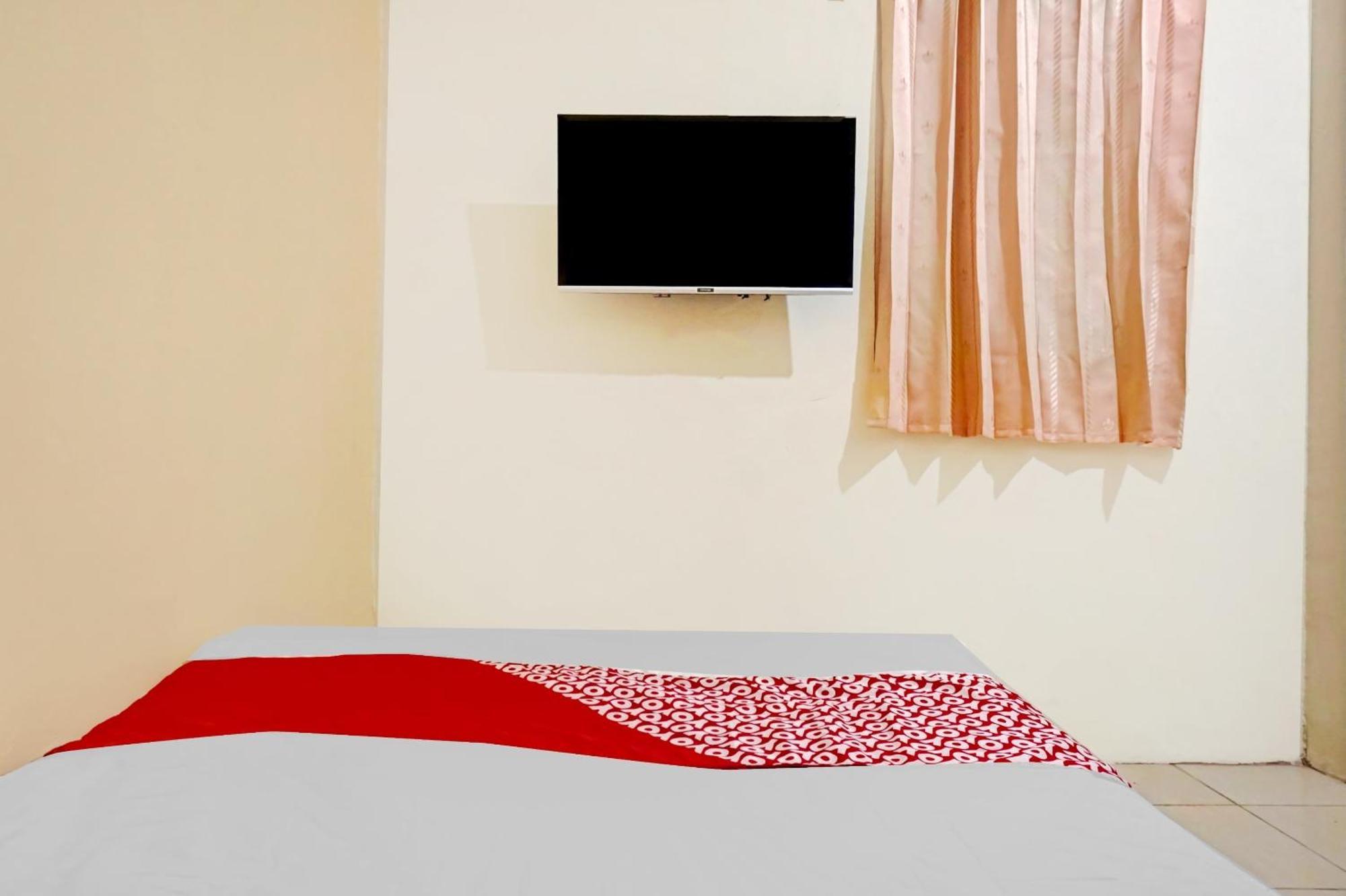 Oyo 90689 Lily House Hotel Tangerang Ngoại thất bức ảnh