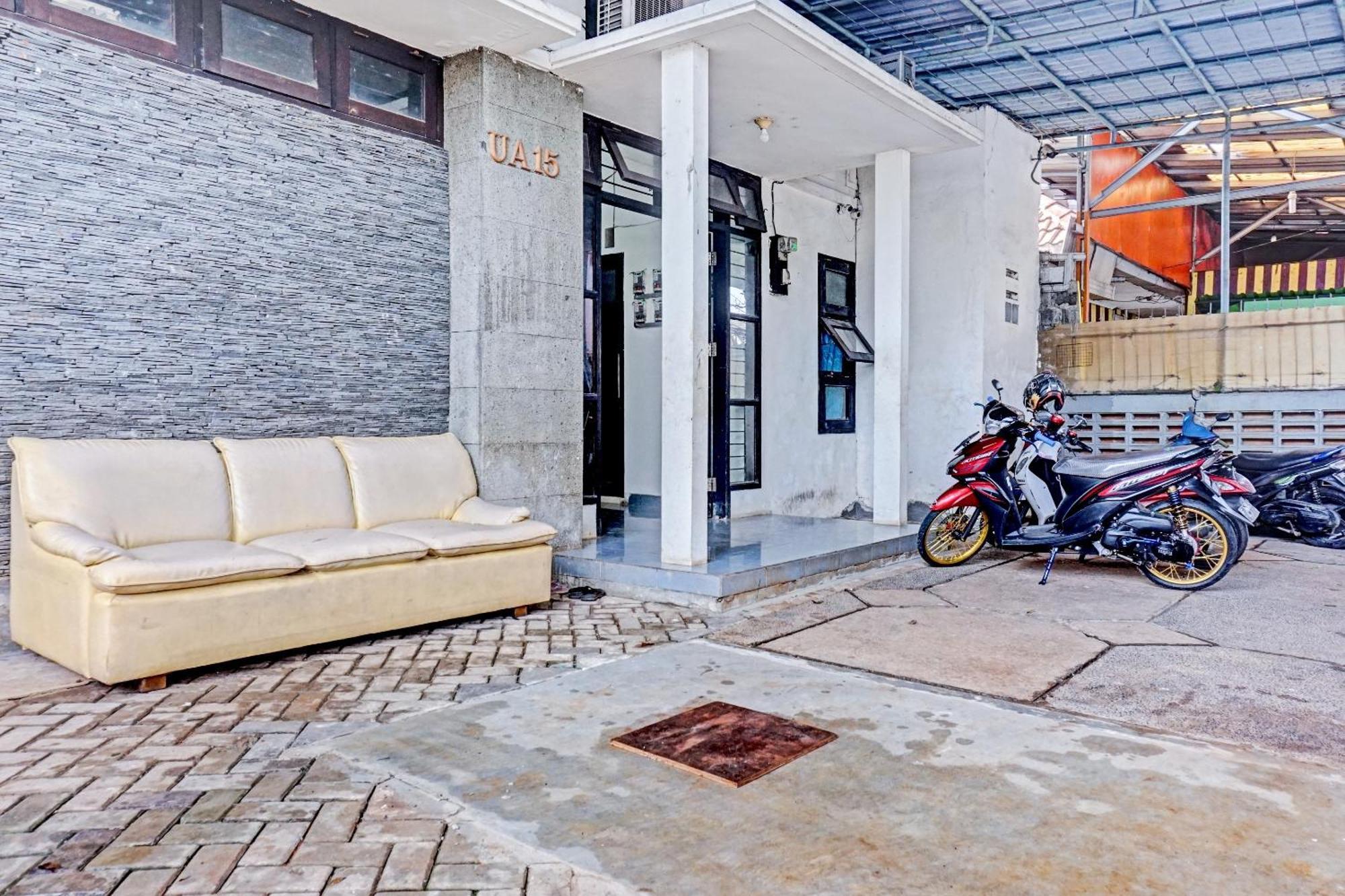 Oyo 90689 Lily House Hotel Tangerang Ngoại thất bức ảnh